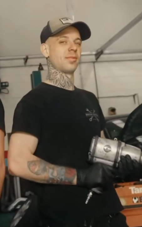Graziano Guindani, titolare di Autofficina Brixia Custom, al lavoro in officina a Brescia